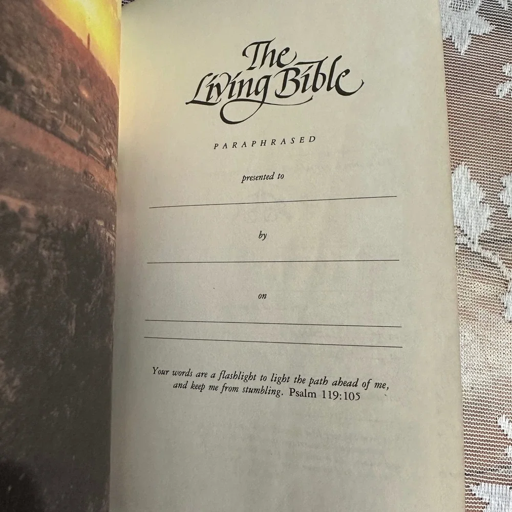 The Living‎ Bible Paraphrased Red Letter Concordance Edition Tyndale House
